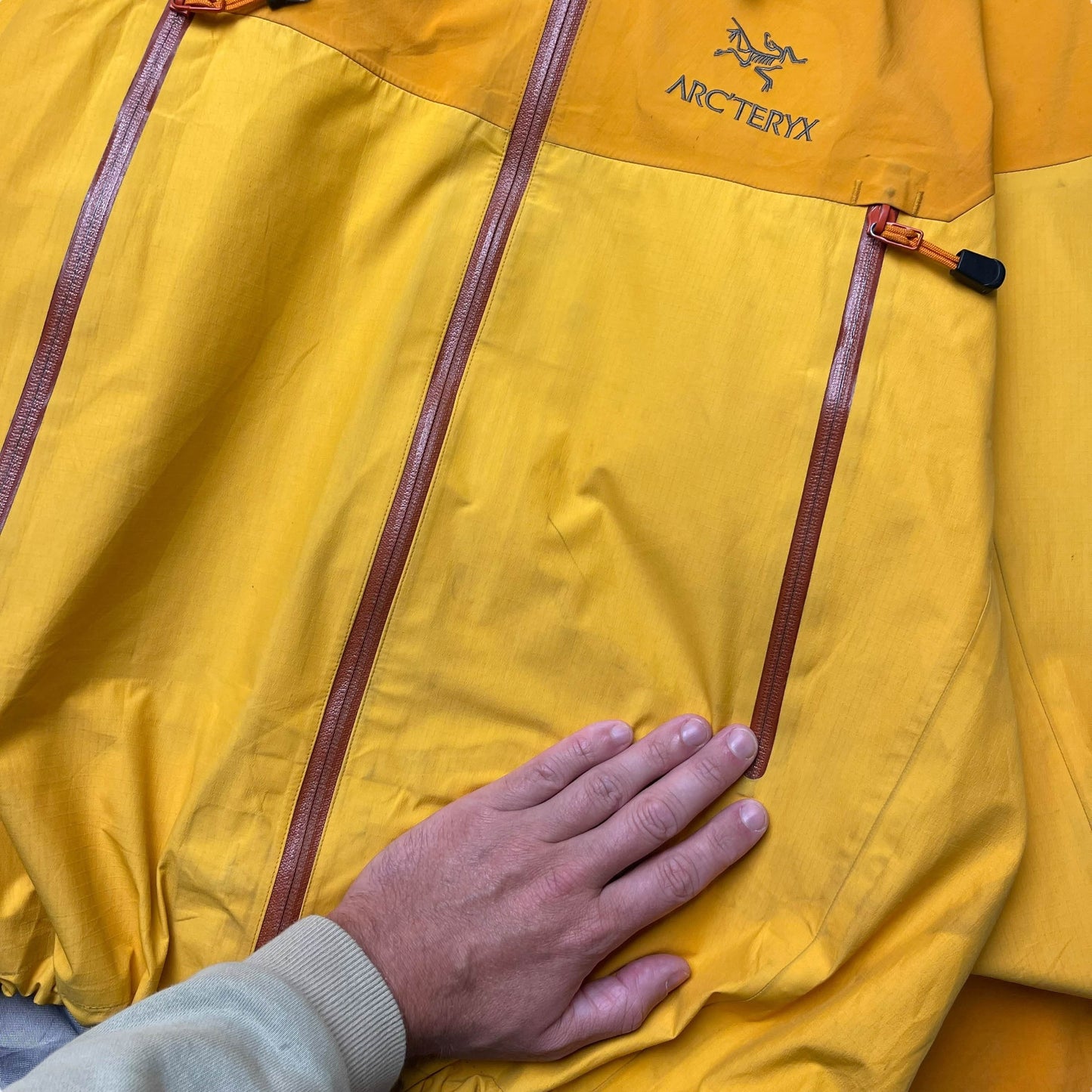 Vintage Arc’teryx Beta AR Gore-tex Shell Jacket (XL)