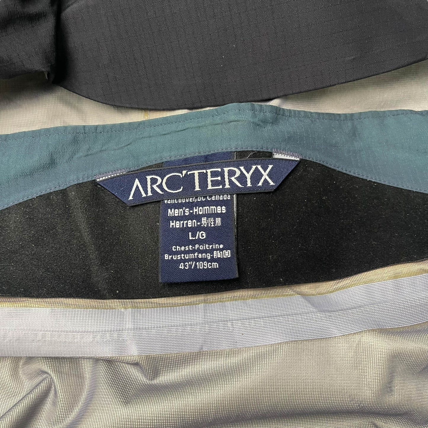 Vintage Arc’teryx Theta AR Gore-tex Shell Jacket (L)