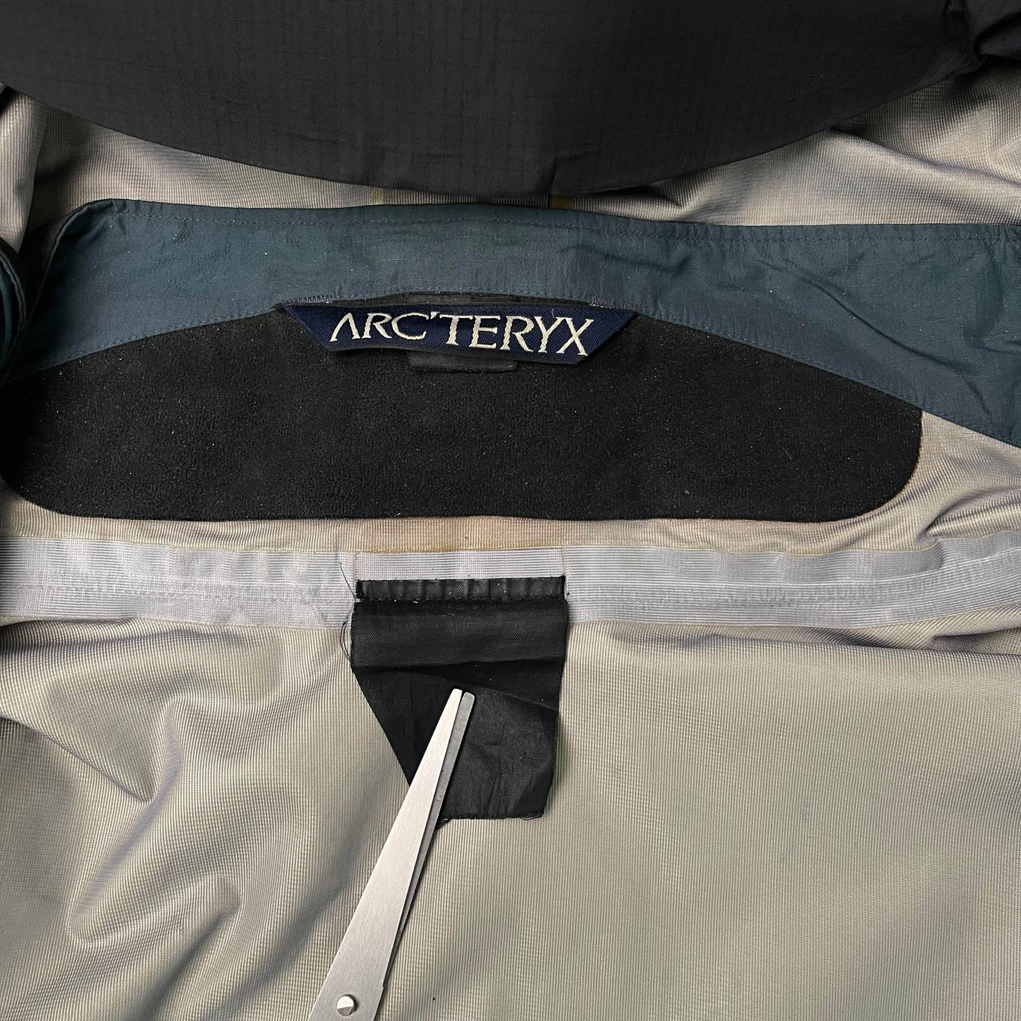 Vintage Arc'teryx Theta AR Gore-tex Jacket (M)